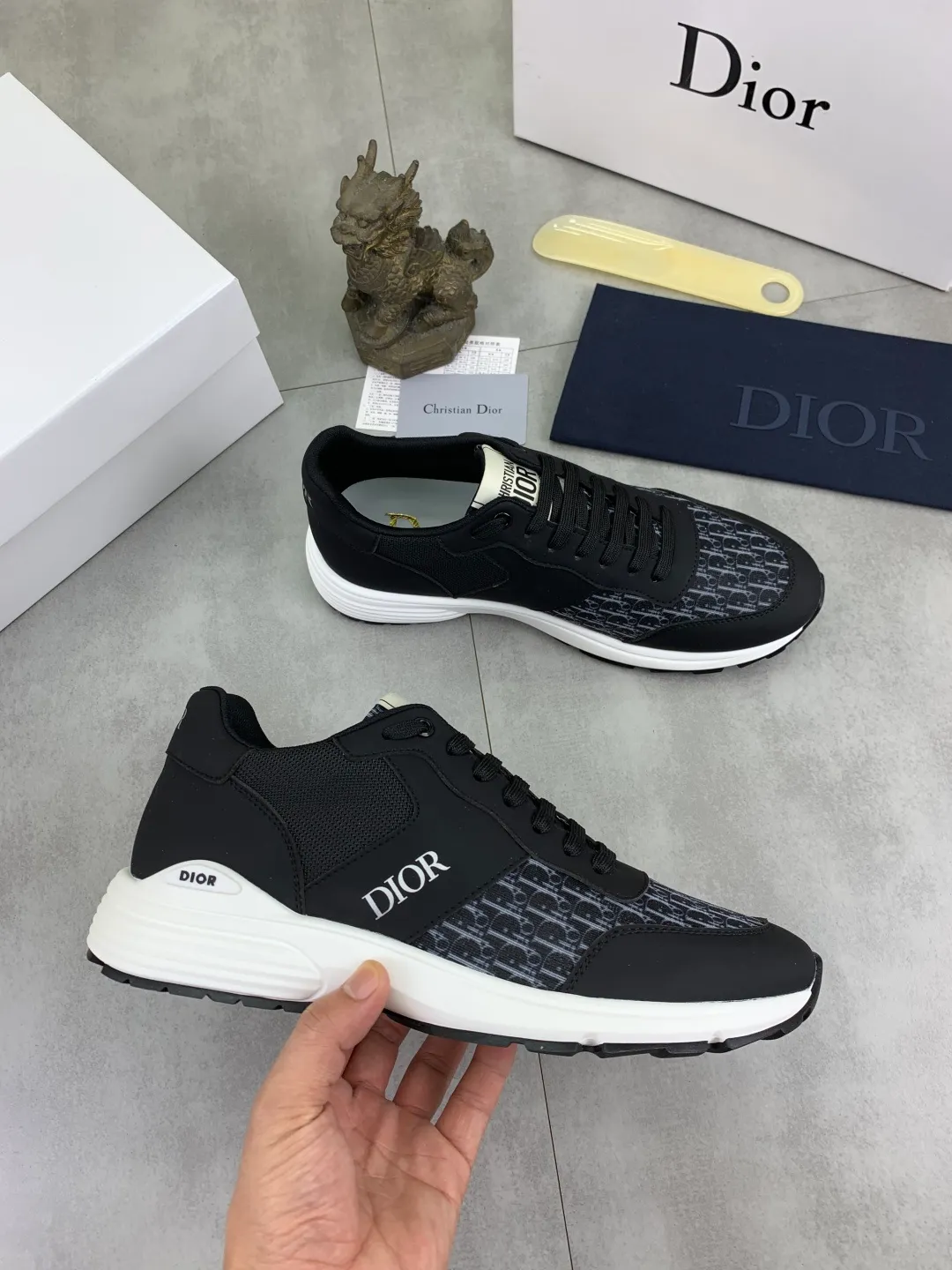 Men's shoes 💰P420 New Dior Chrono 2025 new product B30 series, in white and black fly woven series, decorated with computer-printed CD logo on both sides, star patch on the tongue and Dior logo on the heel, many details highlight the style. The interior is matched with the original color matching mesh, and the interior of the body is supported by low-temperature shaping sheets, and is filled with light feather cotton to keep the interior full and soft against the feet. The exclusive open-molded outsole adopts a one-piece molding process, so there is no need to worry about problems such as the opening and falling of sole decorative accessories. It is light and comfortable to wear, yet strong and wear-resistant. The two-color shoelaces are accessorized with exquisite metal five-pointed star pendants, creating a high-end, trendy and casual look at all times. Color: white black blue code number: 38-44 (45 customized)